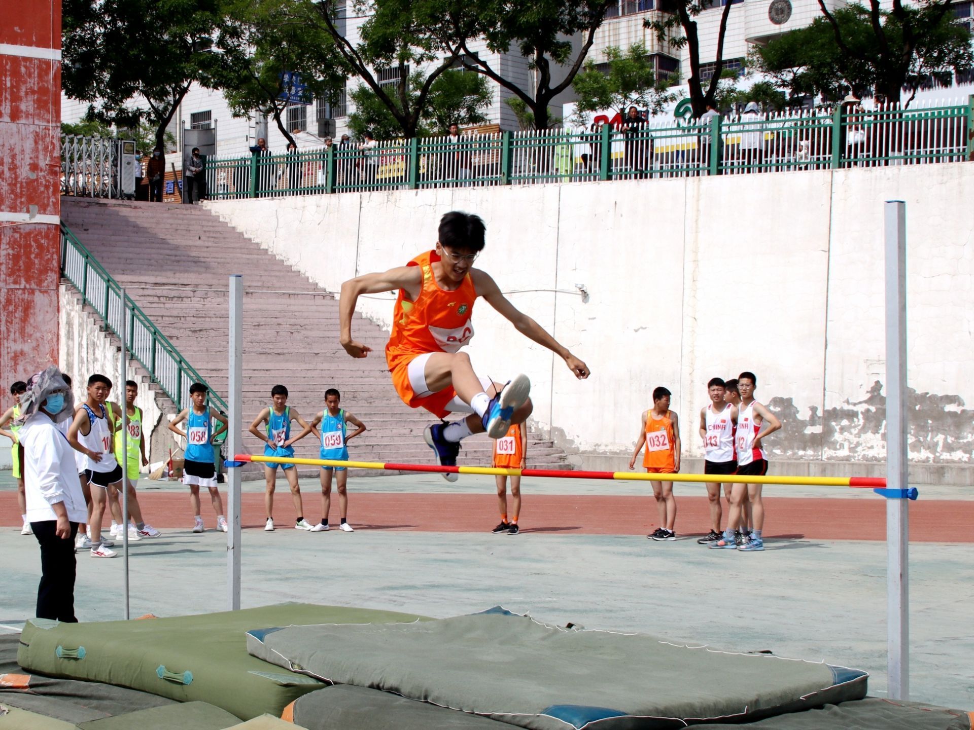 宜君县第十二届中小学生田径运动会上，学生在进行跳高比赛。段苗丽 摄