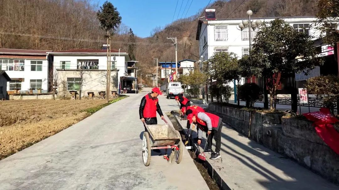 马镇村组织公益性岗位进行环境卫生清理工作