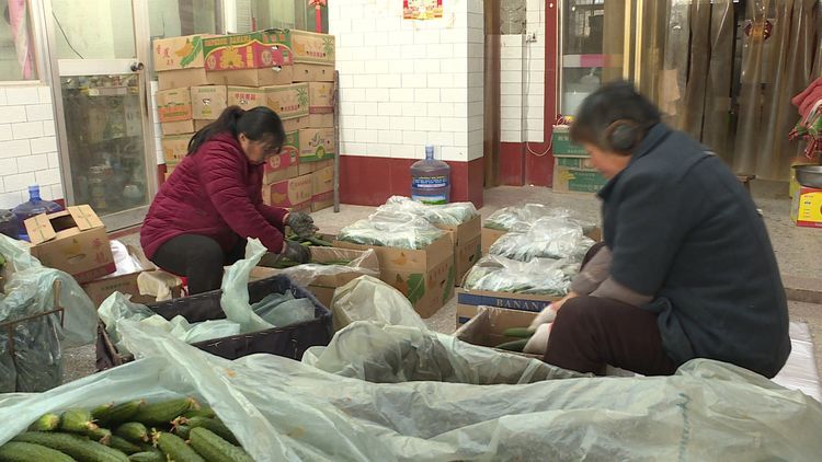 村民正在分拣装箱