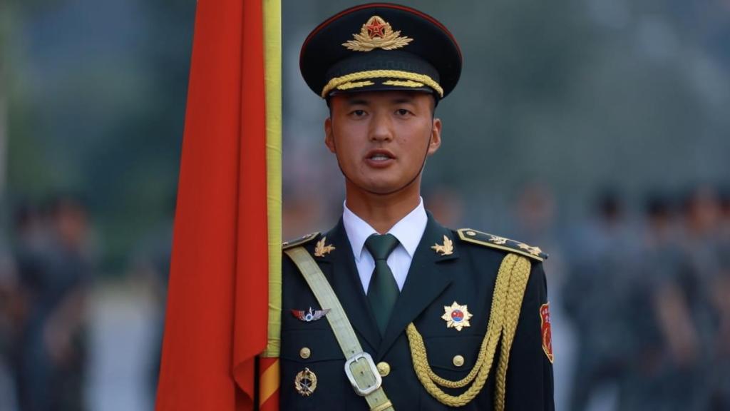 阅兵:仪仗方队将护卫党旗,国旗,军旗率先走过天安门