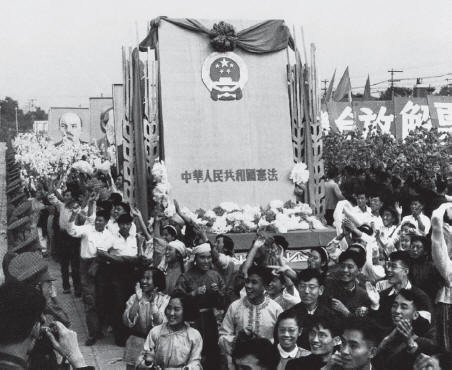 1954年9月20日,第一届全国人民代表大会第一次全体会议全票通过《中华