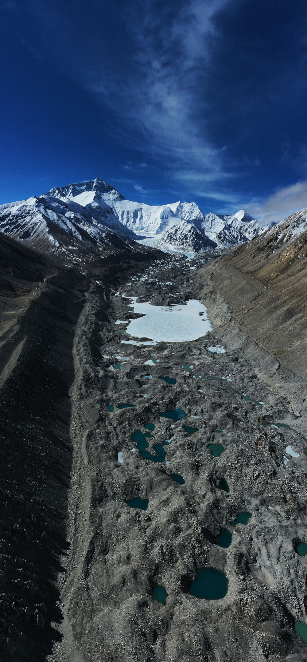 珠峰和中绒布冰川上空,一片苍茫
