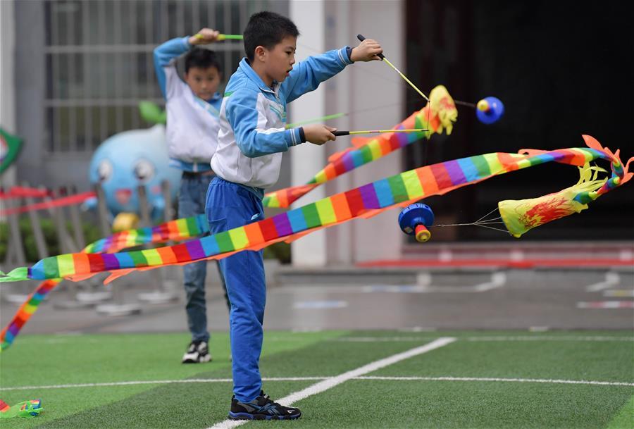 10月19日,在江西省南昌市东湖区向荣小学,学生在练习抖空竹.