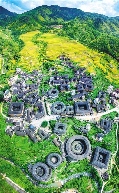 从空中鸟瞰永定初溪土楼群.李艺爽 摄