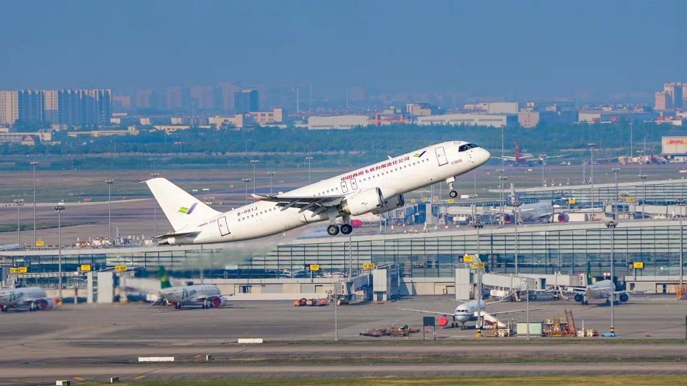即将交付的首架C919大飞机首飞试验成功