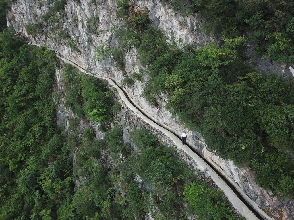 黄大发沿着修建在绝壁上的"大发渠"巡查(2018年8月11日无人机拍摄).