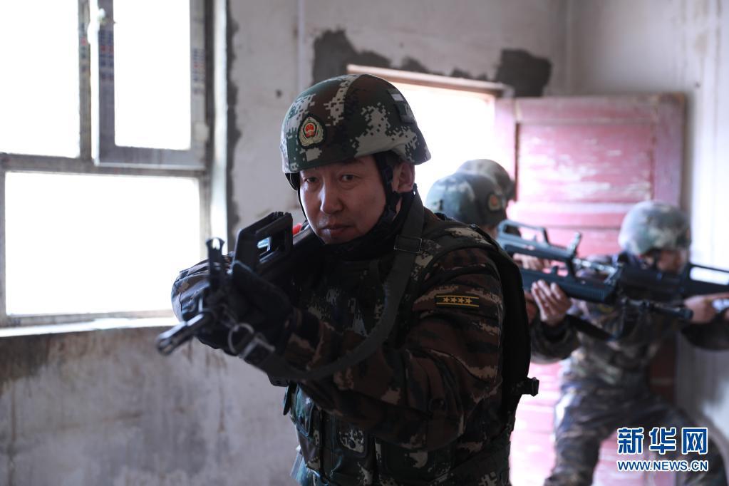 的皮箱里有两张未曾使用的机票,目的地都是乌鲁木齐——两次计划回家