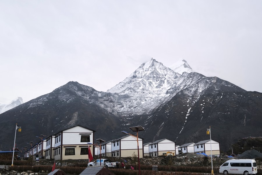 喜马拉雅添美景——西藏边境小康村建设掠影