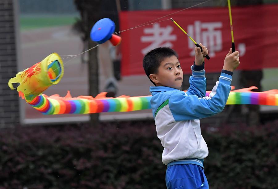 10月19日,在江西省南昌市东湖区向荣小学,学生在练习抖空竹