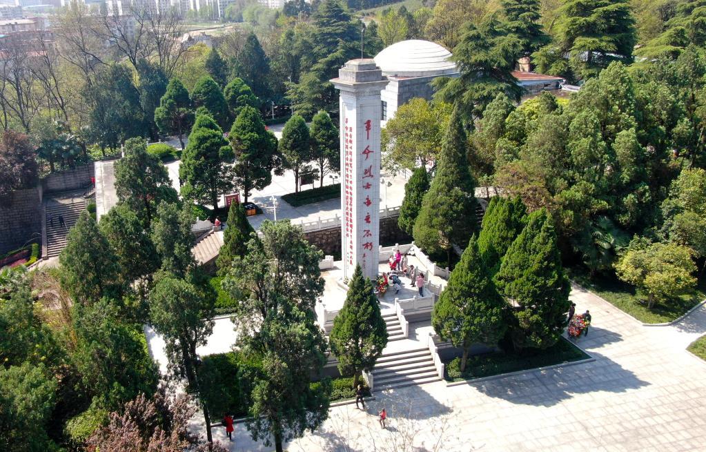 2021年4月4日,人们在鄂豫皖苏区首府烈士陵园革命烈士纪念碑前祭奠.