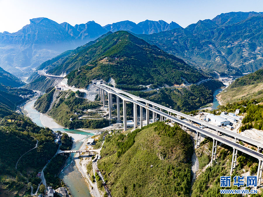 重庆首条直连陕西高速公路巫镇高速建成通车