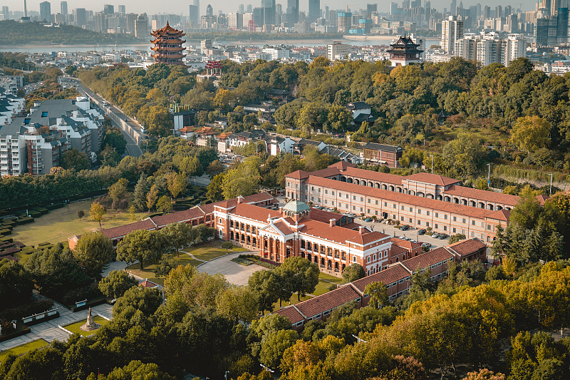 图为武汉初秋阅马场风光.