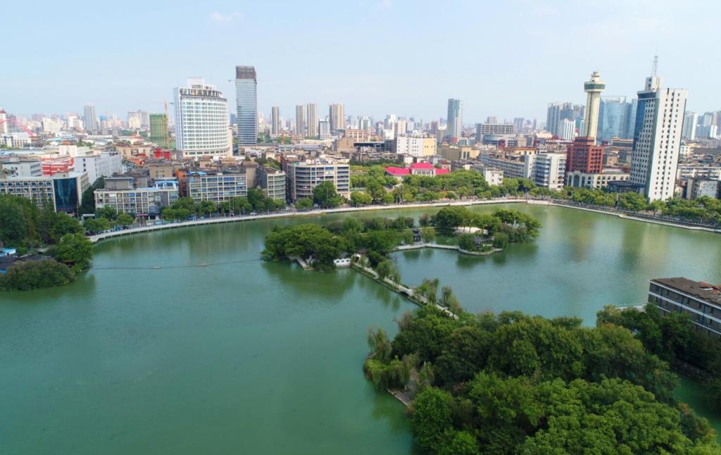 阁顶绿树掩映……被列入江西省南昌市十大文化重点工程的东湖区百花洲