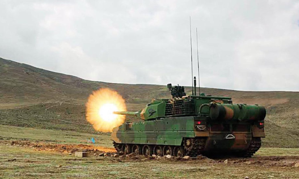 自行射击"的口令传达至车长电台,数发炮弹扑向"敌"碉堡,瞬时砂石飞 