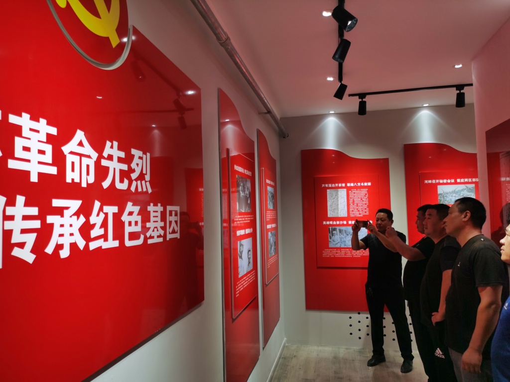 红色村史馆受到受村民欢迎(摄影:蒋惠庆)