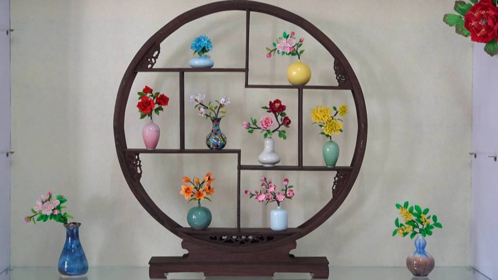 杨家惠介绍,绒花始于秦朝,因谐音"荣华",寓意富贵荣