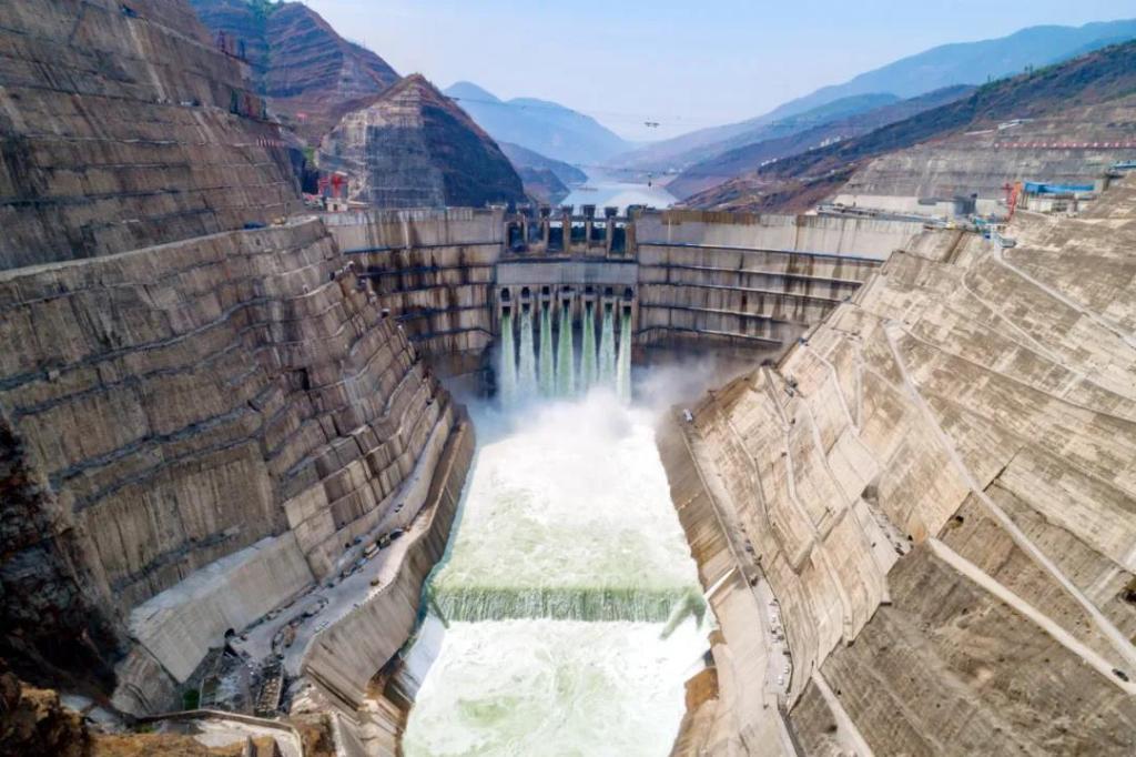 白鹤滩水电站大坝泄洪深孔过流. 谢雷 摄