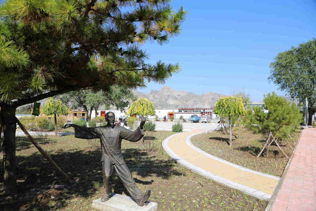 西湾村的文化广场 图片来源:包头日报社在大雁滩景区西侧,一个规划