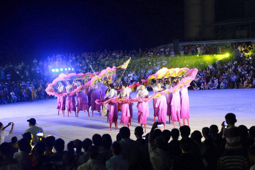 渡口土家族鄉群眾表演傳統民俗踩高蹺.(攝影:張平)