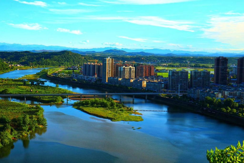 四川仲夏梓潼潼江河上集聚千只白鹤