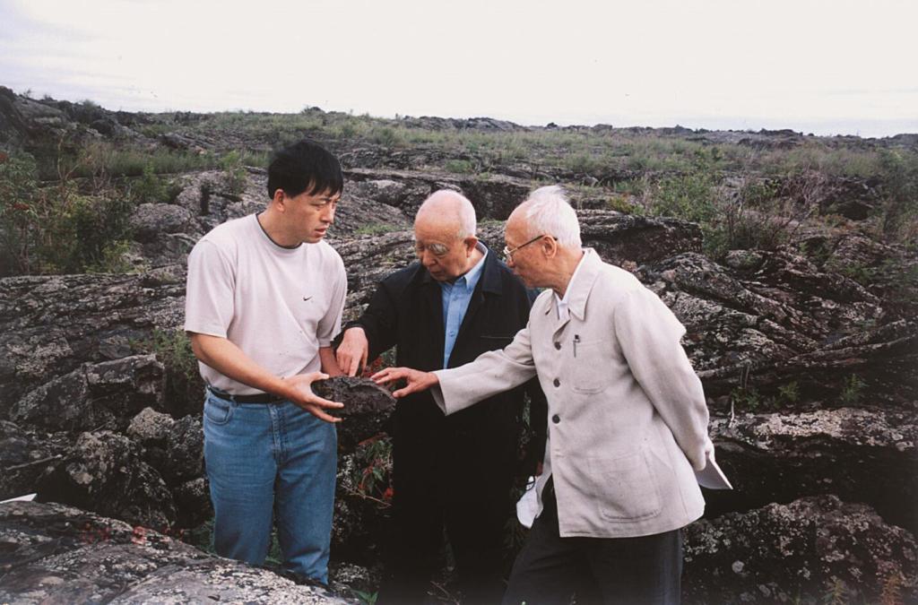 2004年8月,赵文津(右)在黑龙江省五大连池考察玄武岩地质.