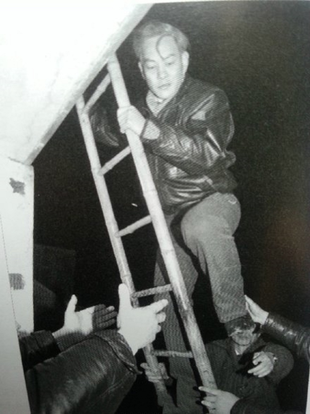 倪天增时时刻刻把市民的冷暖挂在心头,许许多多的深夜,但凡出现重大