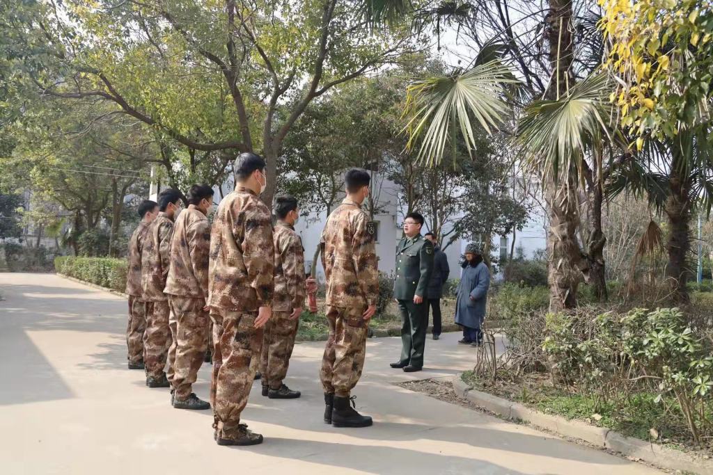 江苏泗阳：敬老院里来了一群“子弟兵”