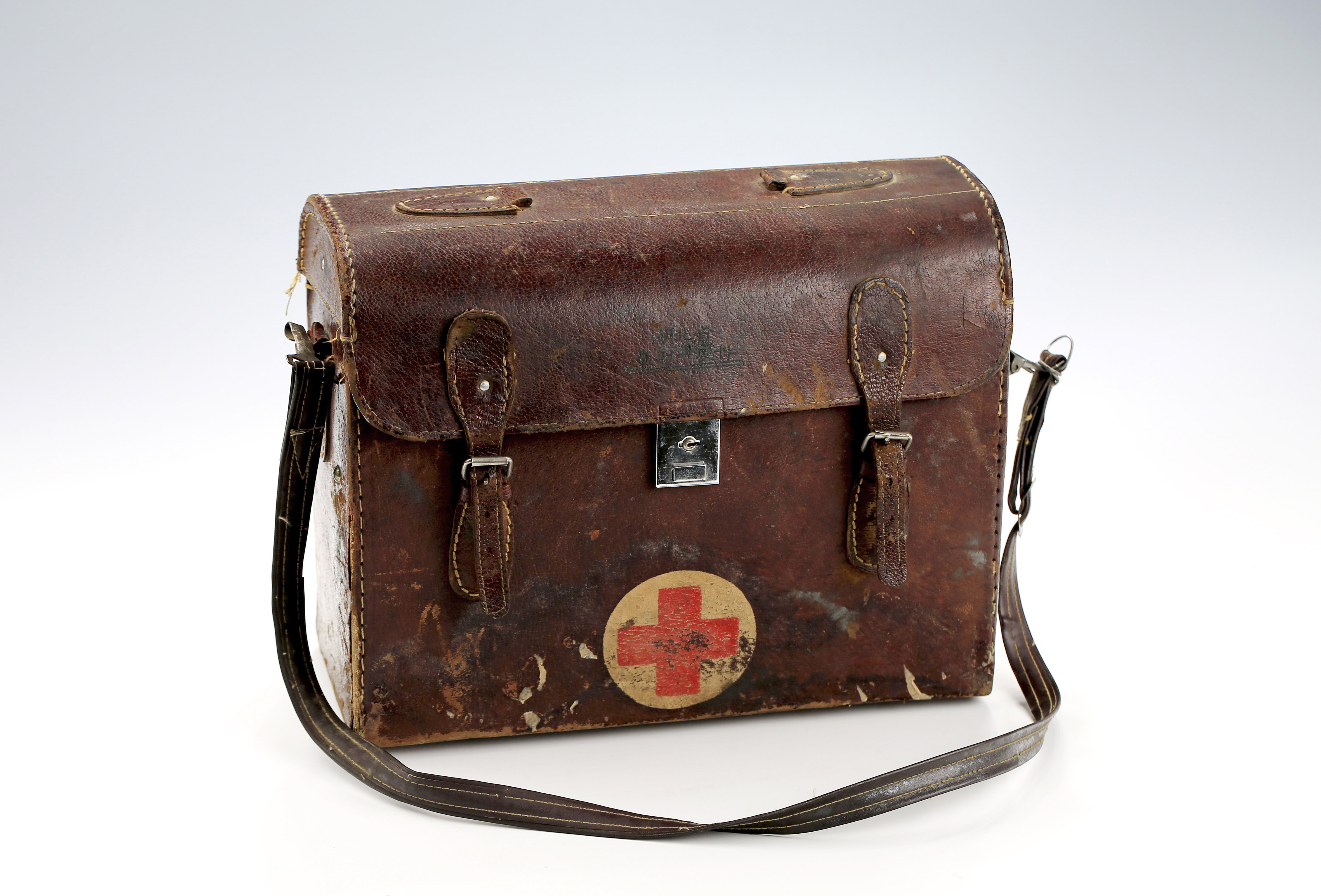 这只药箱所属年代为二十世纪八十年代初,材质为皮革.