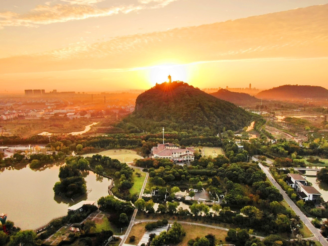 其中,最著名的就属这首北宋文学家王安石登临狼山后写下的《狼山观海