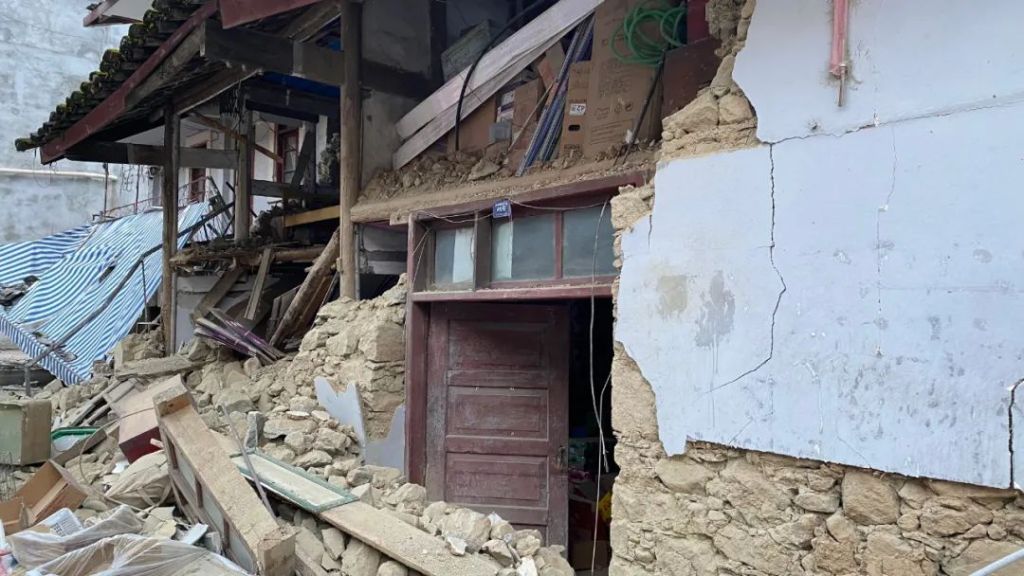 四川泸定：地震第二天 救援保障工作有序展开