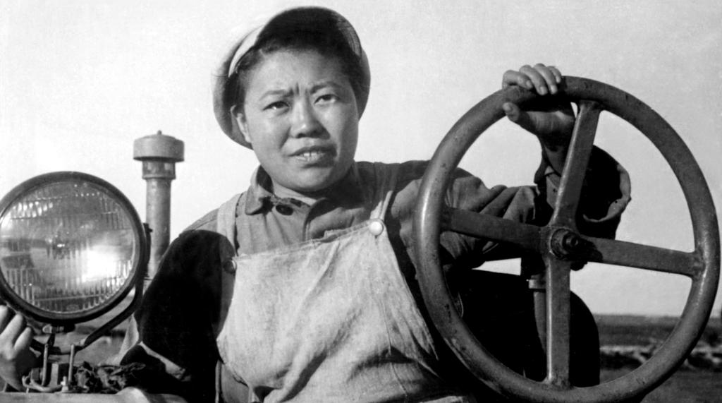 1950年第8期《人民画报》封面:新中国第一位女拖拉机手梁军(左)和她的