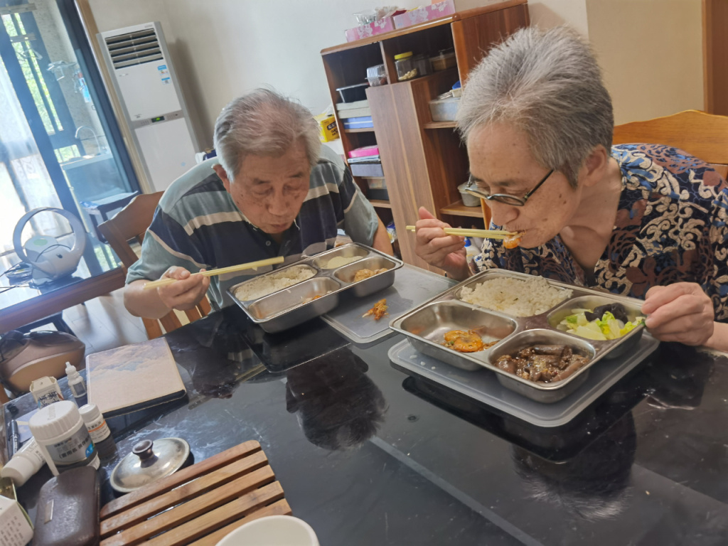 上海青浦区：独居老人吃饭难 社区送餐解忧愁