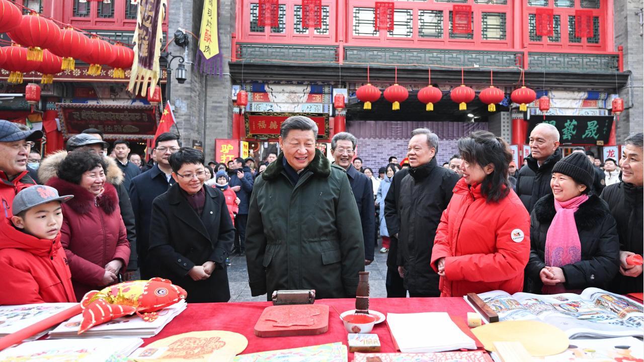 习近平与人民在一起的春节温暖瞬间