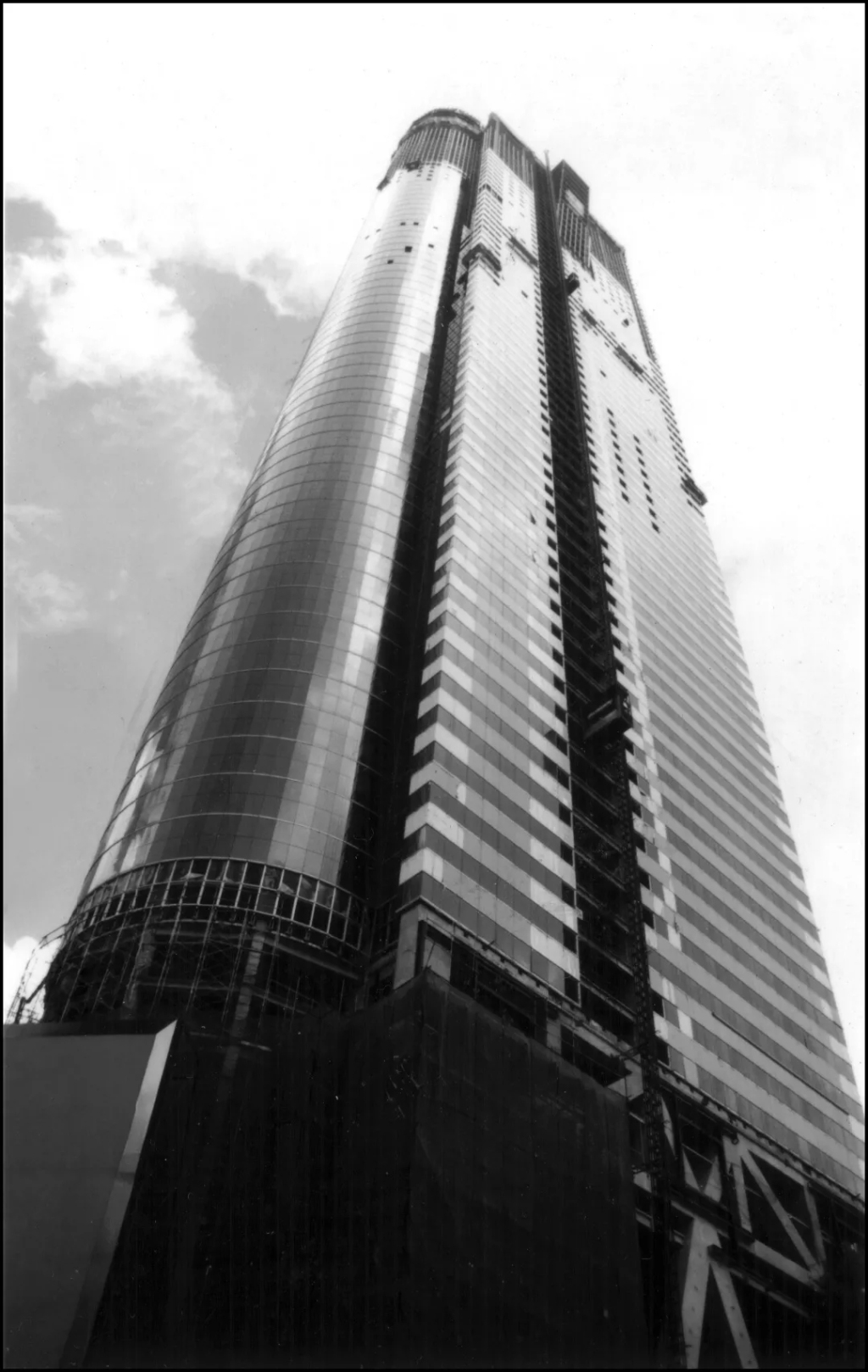 1995年6月,地王大厦封顶.(来源:深圳改革开放展览馆)