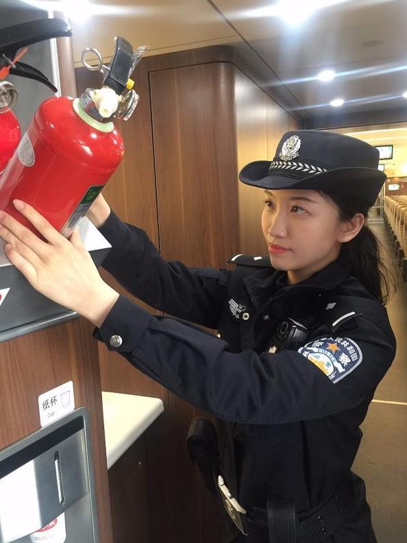 复兴号女乘警除夕值乘日记