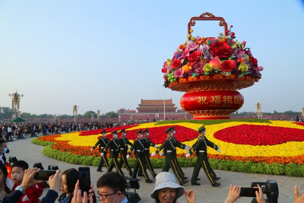 因为工作上的紧急事情,降旗仪式刚一结束,父母就匆匆离开了天安门广场