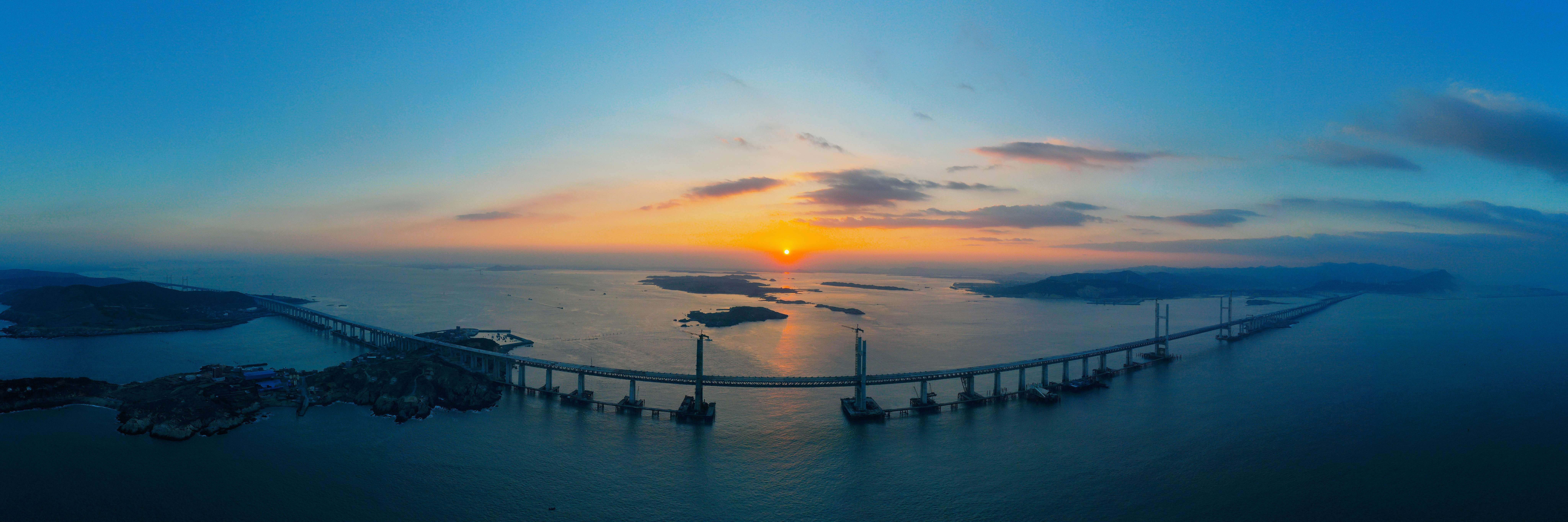 这是中国首座跨海公铁两用大桥，也是突破造桥禁区的海上奇迹。