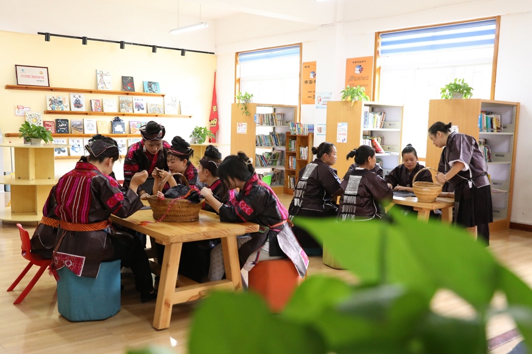 学员们在练习刺绣技艺。刘梦 摄
