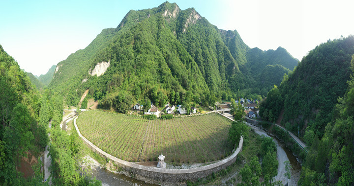 依山傍水的文化坪村 李潇 摄