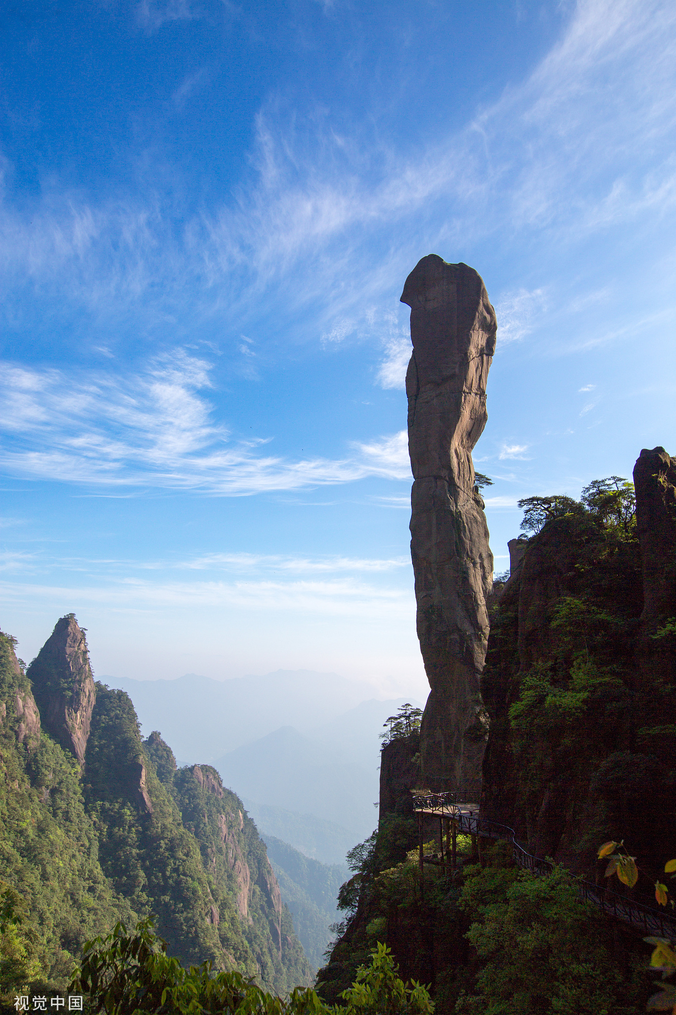 “巨蟒出山”是一个由风化和重力崩解作用而形成的巨型花岗岩石柱，柱身有数道横断裂痕，经亿万年风雨依然屹立不倒，形似一蟒破山而出，直欲腾空而去。祝育斌/视觉中国