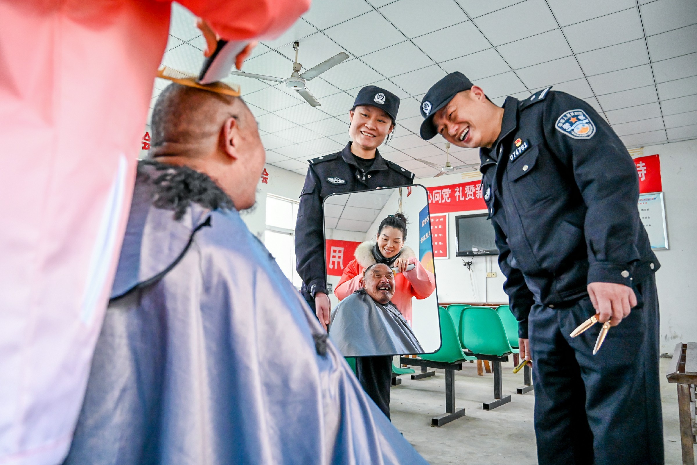 3月4日，安徽省马鞍山市和县公安局民警与江淮义警志愿者正在石杨镇敬老院为老人理发。