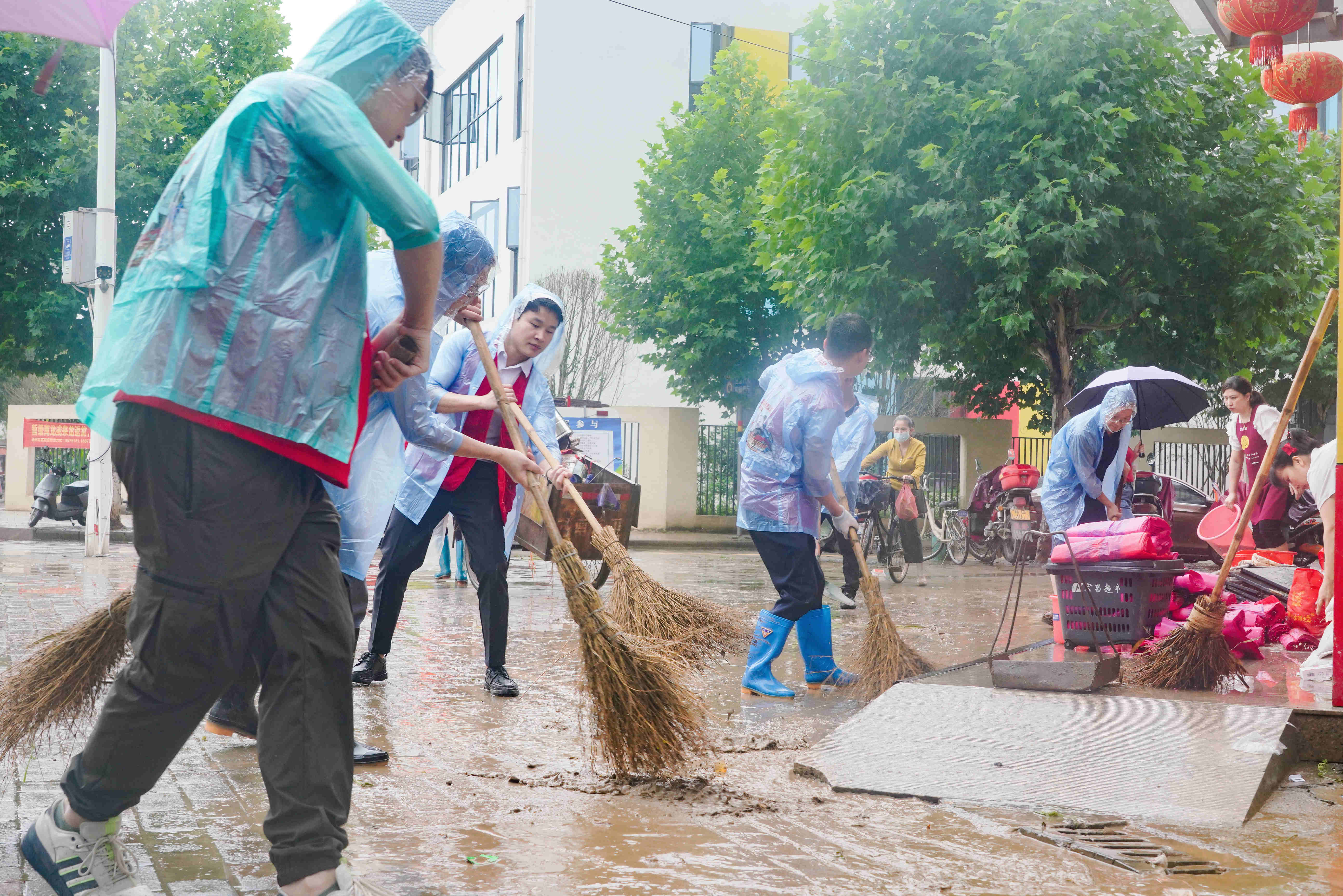 江西龙南：开展雨后道路清理工作