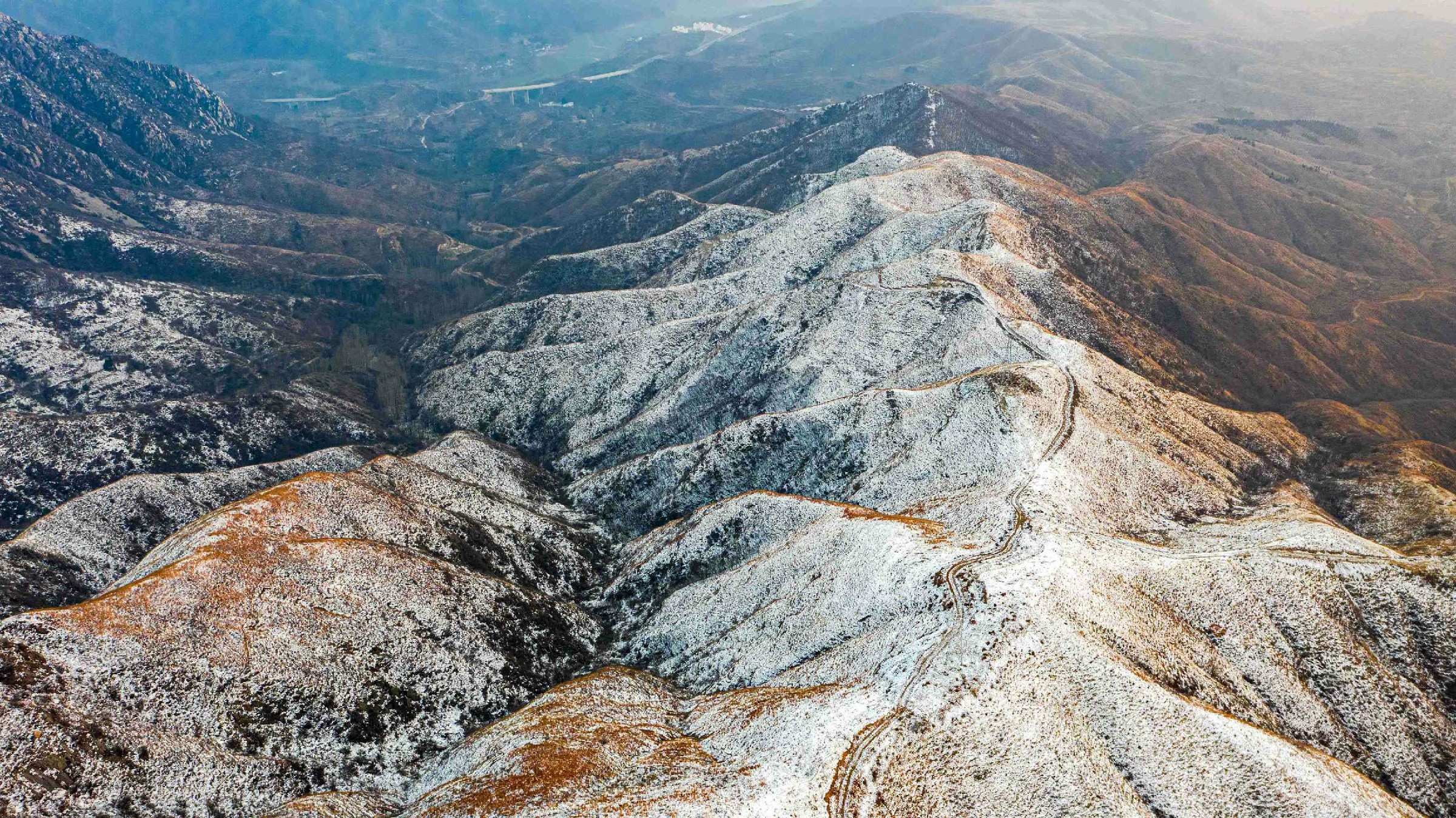 河南汝州大峪镇远山青黛白雪点点