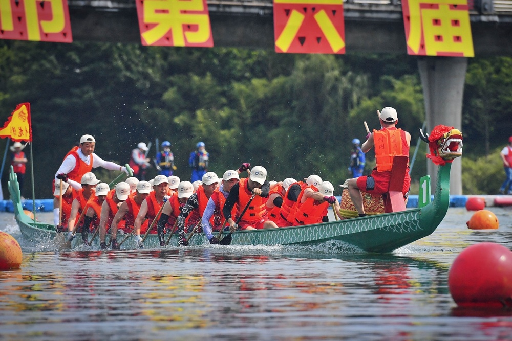安徽宁国：龙舟竞渡迎端午