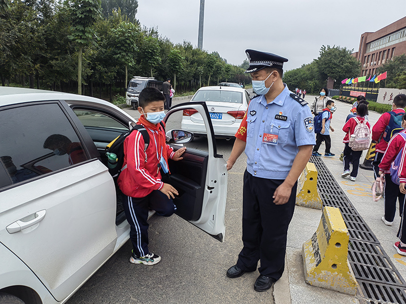 山东济南章丘区：护航新学年 “警察蓝”撑起平安防护伞