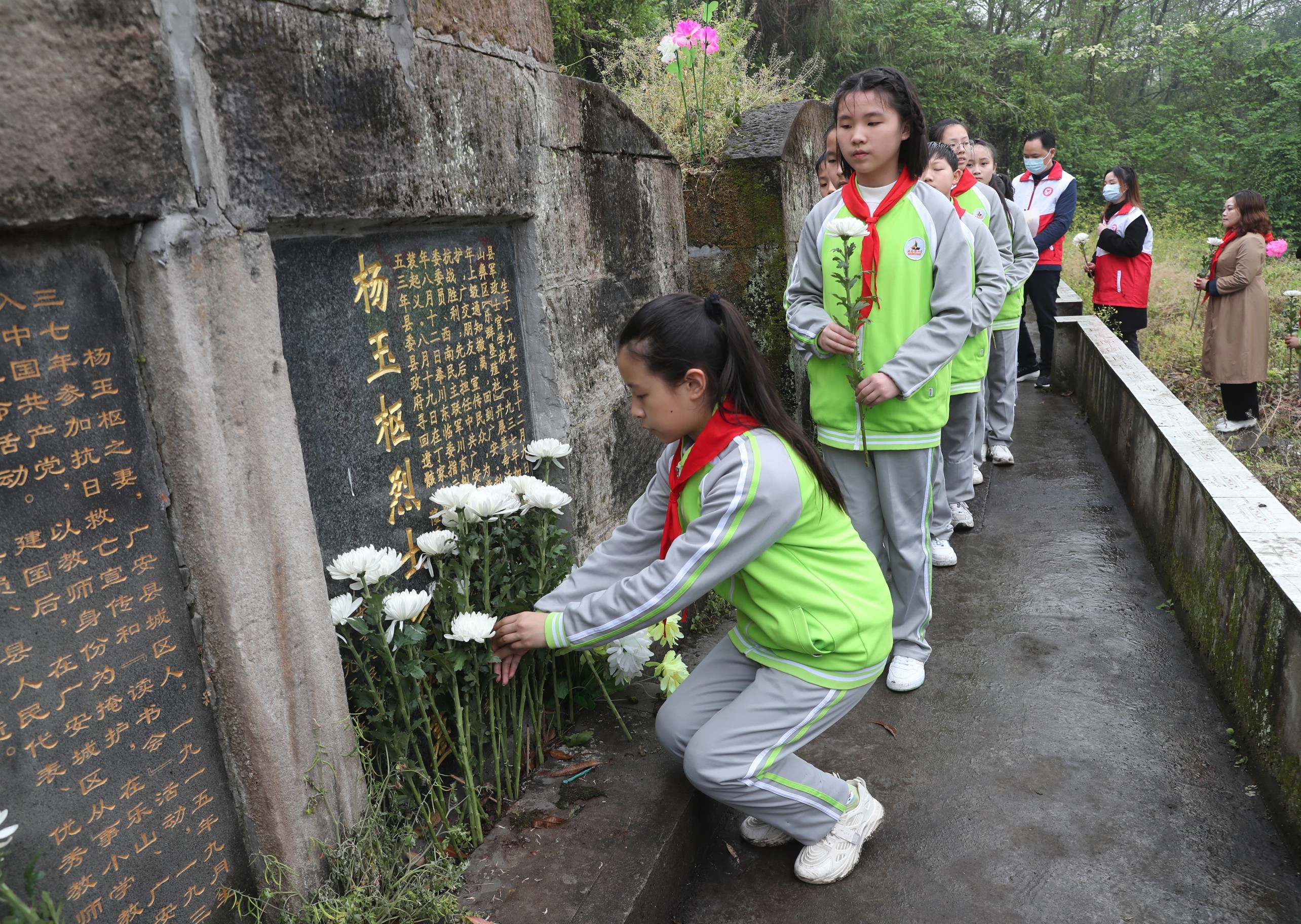 北仓路小学少先队员为烈士敬献鲜花，以低碳环保方式缅怀革命先烈。