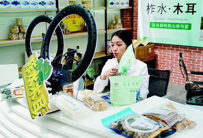 金米村的电商直播间里，一名主播正在销售木耳产品。新华社 发