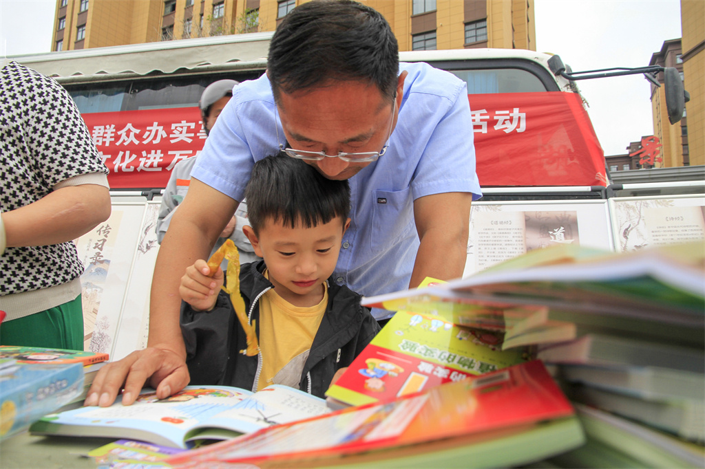 小读者和家长一起阅读绘本书 徐泽源 摄