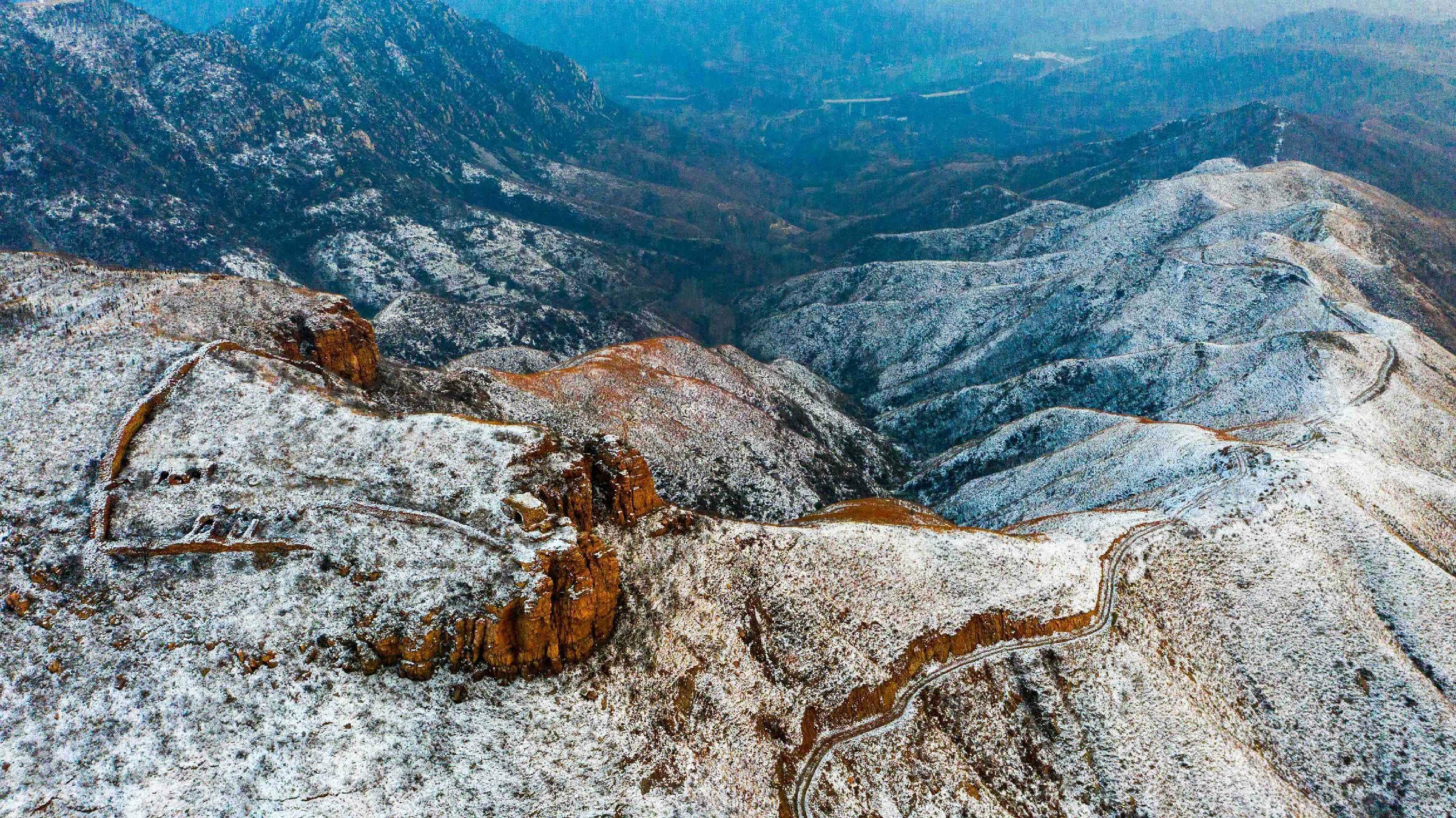 雪景与远山交相辉映,置身其中,仿佛走进了古诗意境中.牛红雨