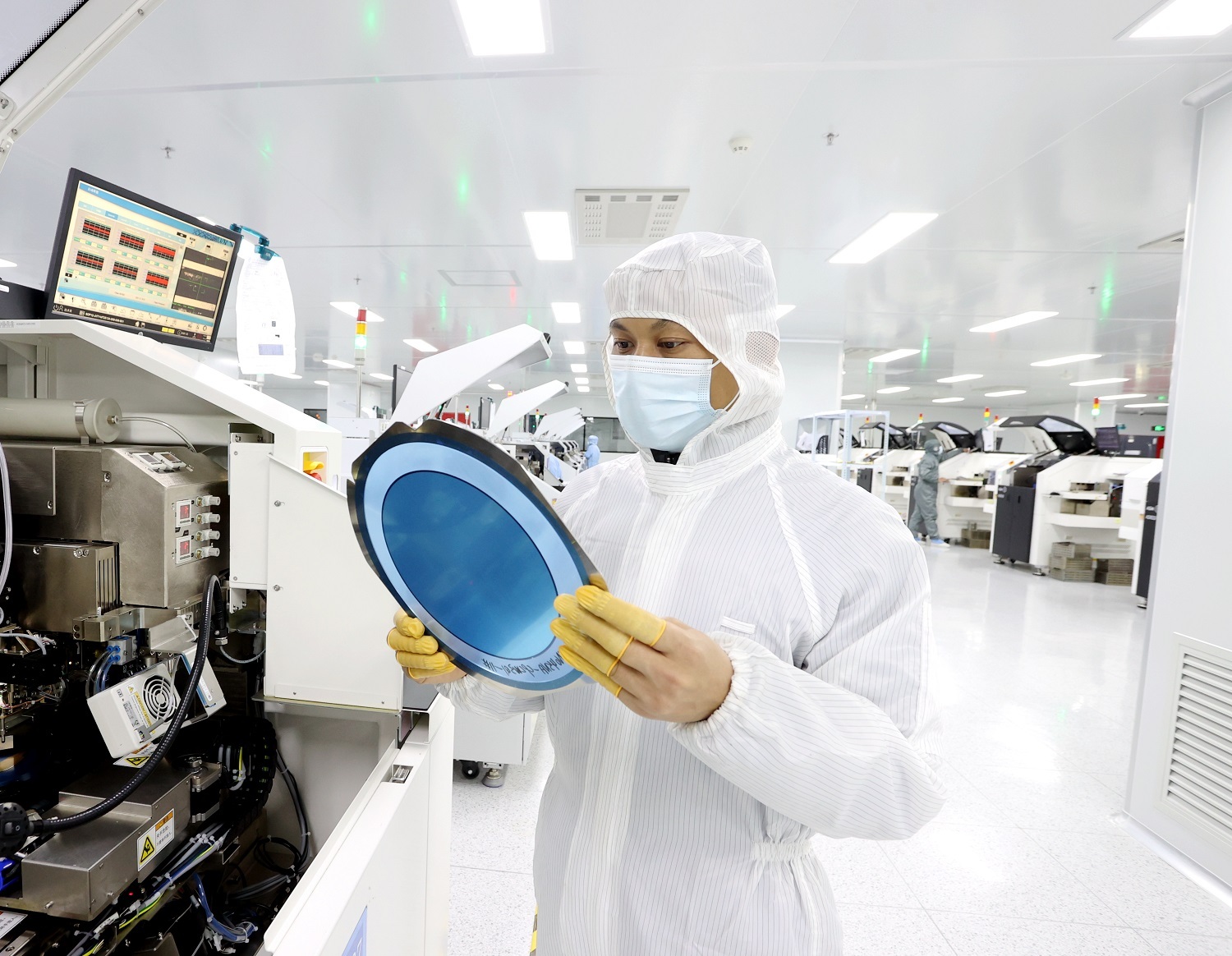 1月30日，江西省九江市湖口县高新技术产业园区的天漪半导体车间 ，工人们正在芯片封装生产线上赶制订单。